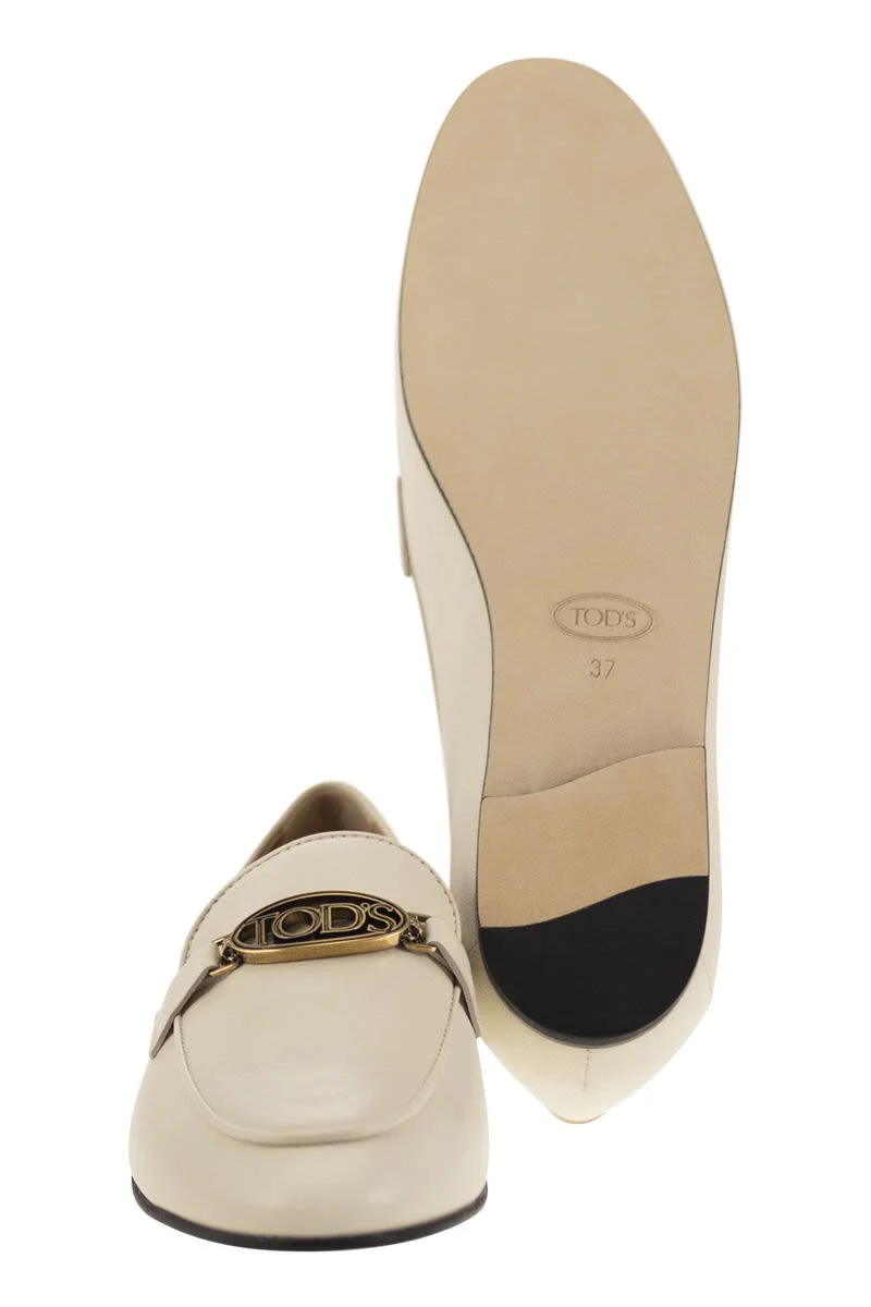 LEATHER LOAFER WITH ACCESSORY - Image 5